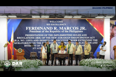 Pagpresenta kay Pangulong Ferdinand R. Marcos, JR ng IRR ng RA 11953 sa Manila noong Setyembre 12, 2023. 