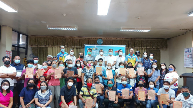 DAR distributes CLOA titles to Isabela farmers
