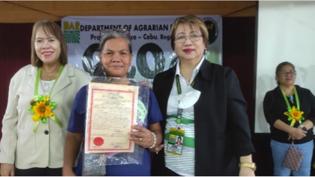 Cebu farmers receive land titles