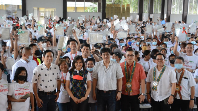 [SPLIT News Alert] Estrella, Marcos distribute land titles to Eastern Visayas farmers.
