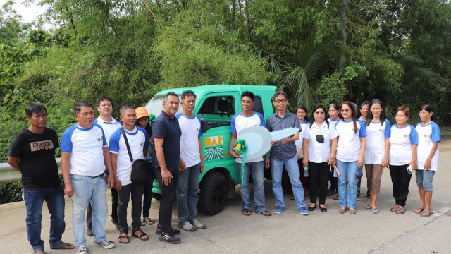 Farmers’ organization in Quezon province receives service vehicle from DAR