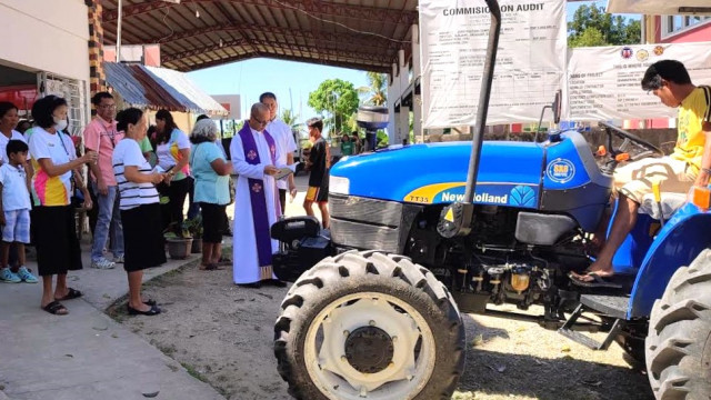 Cebu farmers’ group receive Php1.3-M farm tractor
