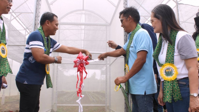 Laguna farmers receive greenhouse facility from DAR