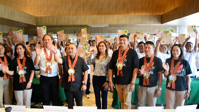 Tarlac, Nueva Ecija farmers receive EPs and CLOAs from DAR.