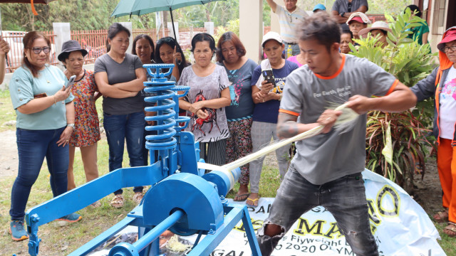 DAR and PHILFIDA Partnership Boosts Tuburan Abaca Handicrafts Association