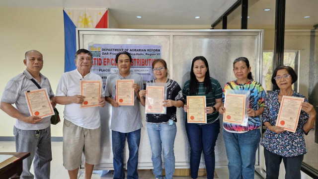 AGRARIAN REFORM BENEFICIARIES IN ILOILO RECEIVE INDIVIDUAL  LAND TITLES
