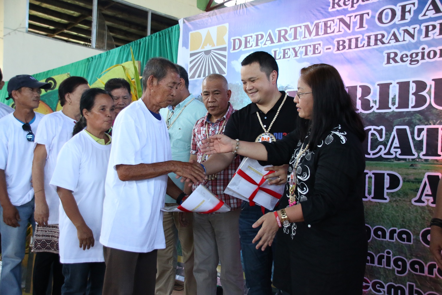 Duterte admin liberates 921 Leyte farmers from tenancy | News ...